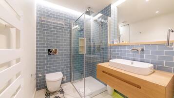 Apartamento, 1 habitación | Baño | Ducha, artículos de higiene personal gratuitos y secador de pelo