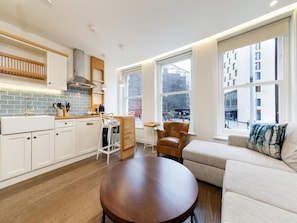 Apartment, 1 Schlafzimmer | Wohnbereich | 32-Zoll-Smart-TV mit Satellitenempfang, Fernseher, Netflix