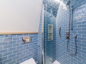 Studio | Badezimmer | Dusche, kostenlose Toilettenartikel, Haartrockner, Handtücher