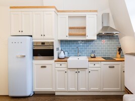 Studio | Private kitchen | Full-size fridge, microwave, oven, stovetop