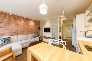 Apartment, 1 Schlafzimmer | Wohnbereich | 32-Zoll-Smart-TV mit Satellitenempfang, Fernseher, Netflix
