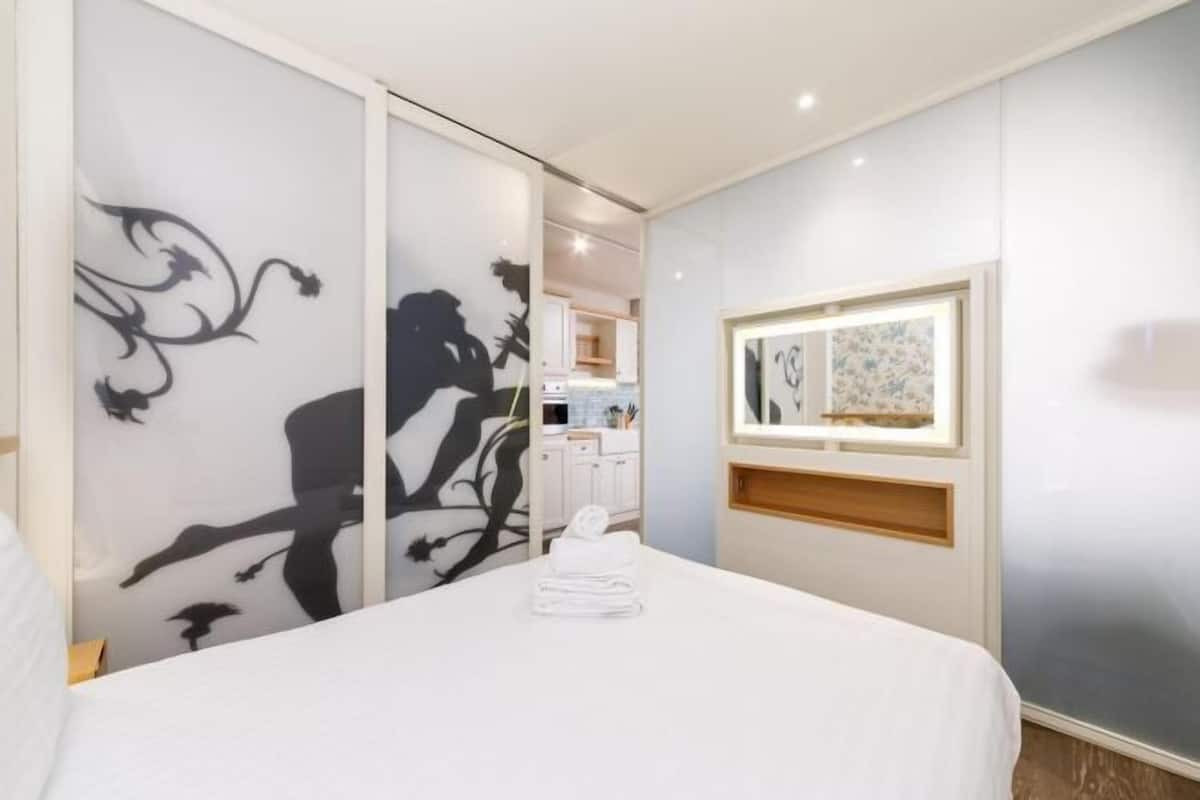 1 bedroom, in-room safe, iron/ironing board, cots/infant beds