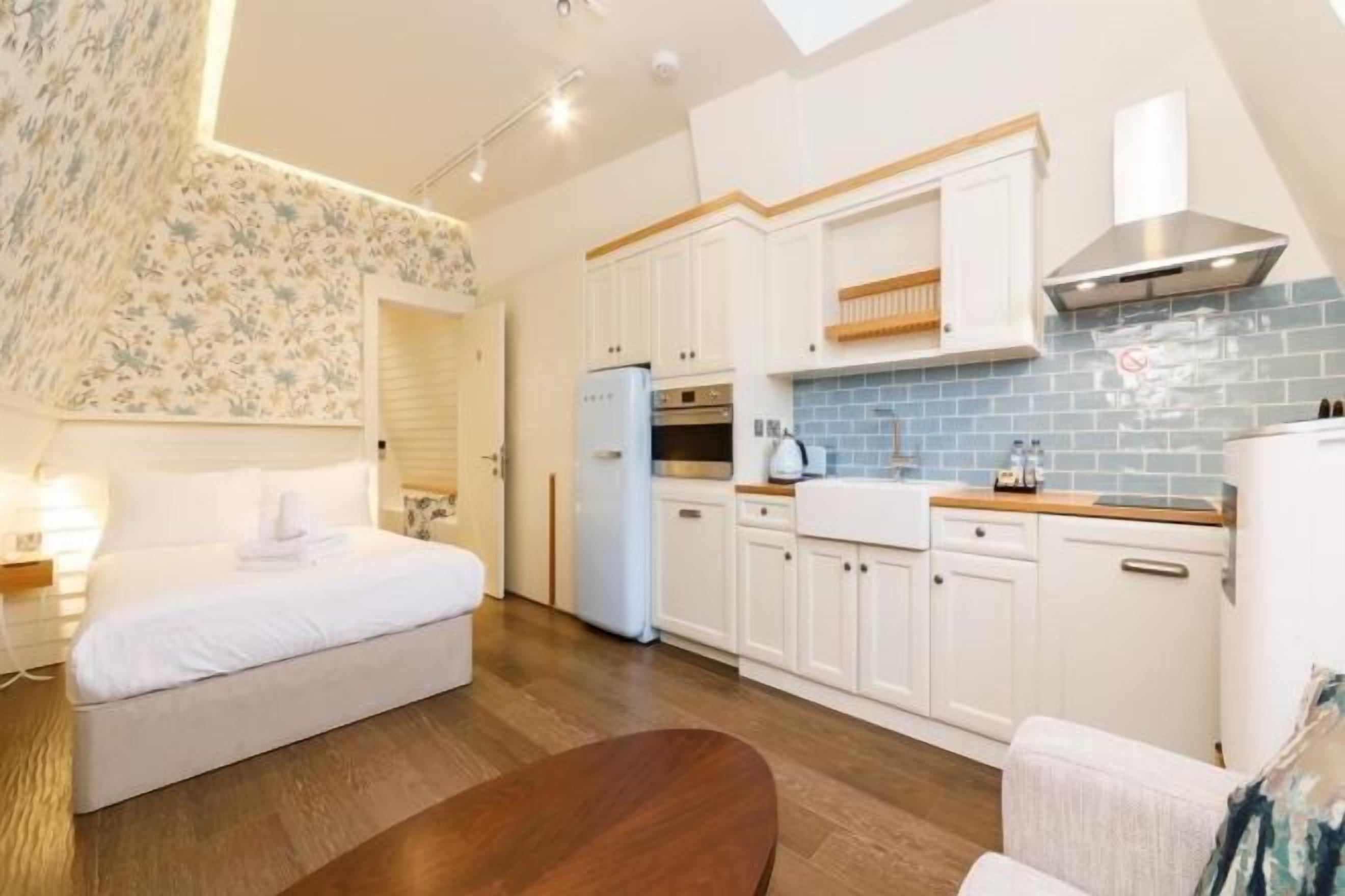 Tallelokero huoneessa, silitysrauta/-lauta, vauvansängyt, lisävuoteet