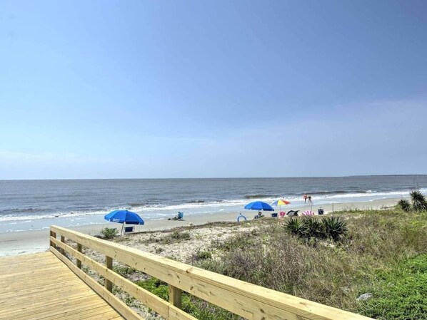En la playa y toallas de playa 