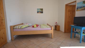 2 bedrooms, desk, free WiFi, bed sheets