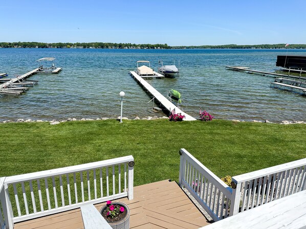 Property grounds - BEAUTIFUL LAKEFRONT COTTAGE!! ☀️🧡 KAYAKS! CLEAR SANDY BOTTOM (Manitou Beach-Devils Lake)
