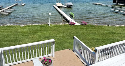 BEAUTIFUL LAKEFRONT COTTAGE!! ☀️🧡 KAYAKS! CLEAR SANDY BOTTOM