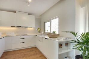 R éfrigérateur, micro-ondes, plaque de cuisson, lave-vaisselle