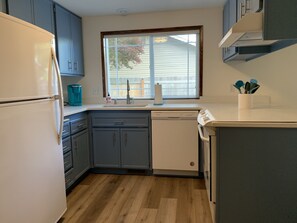 Jääkaappi, mikroaaltouuni, uuni, liesi