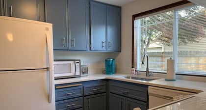 3-Bed Mid-Century Mod Home - 14 Min. to Autzen & 5 Min to Airport