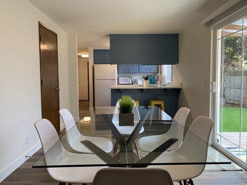 3-Bed Mid-Century Mod Home - 14 Min. to Autzen & 5 Min to Airport