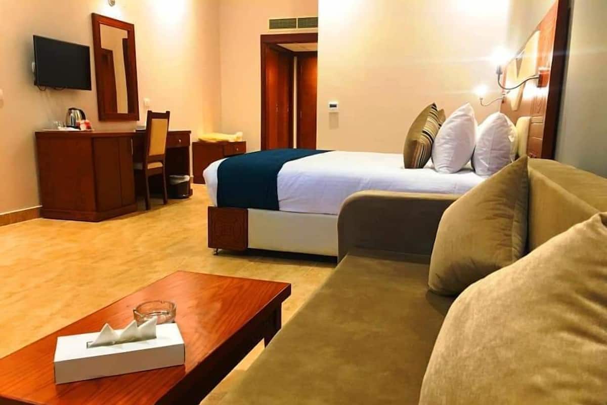 Minibar, in-room safe, bed sheets