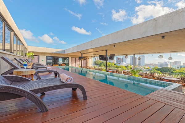 Ulkouima-allas avoinna 8.00–22.00, aurinkotuoleja