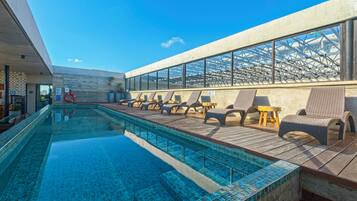 Piscine extérieure, chaises longues