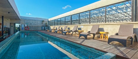 Utomhuspool med öppettider 08.00 till 22.00, och solstolar