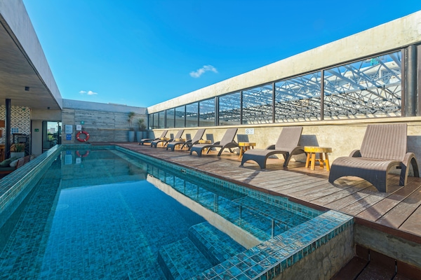 Alberca al aire libre, acceso de 08:00 a 22:00, y camastros