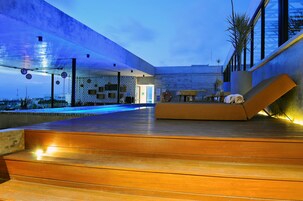 Una piscina al aire libre (de 08:00 a 22:00), tumbonas