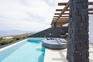 Honeymoon Suite with Private Infinity pool and Sea view | 고급 침구, 미니바, 객실 내 금고, 책상