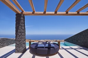 Honeymoon Suite with Private Infinity pool and Sea view | Ropa de cama de alta calidad, minibar, caja fuerte y escritorio