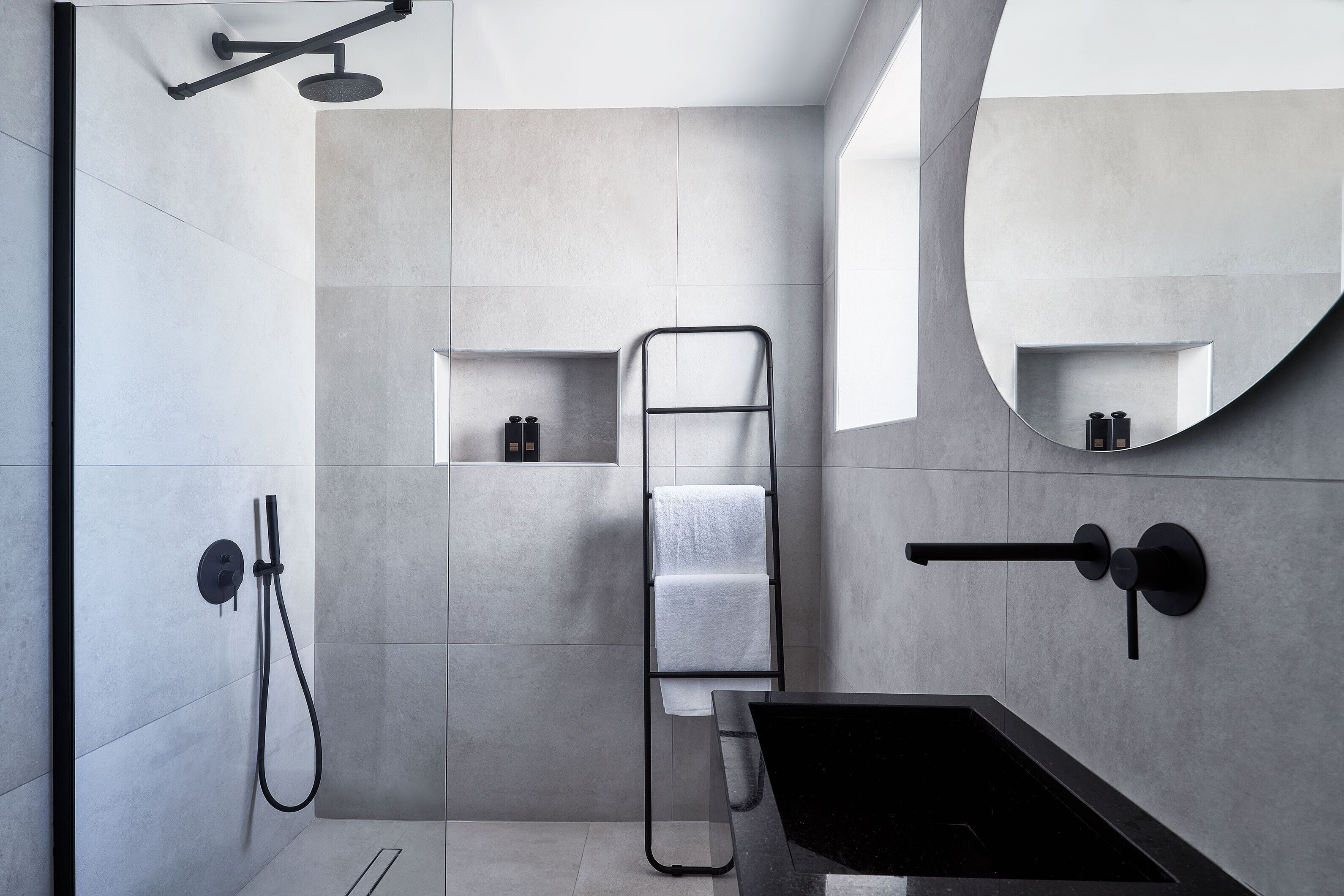 Shower, rainfall showerhead, free toiletries, hair dryer