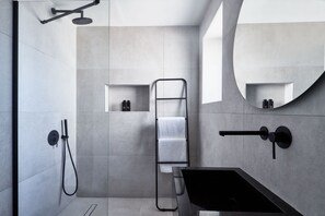 Shower, rainfall showerhead, free toiletries, hair dryer - Brilliance Suites - Adults Only (Santorini)