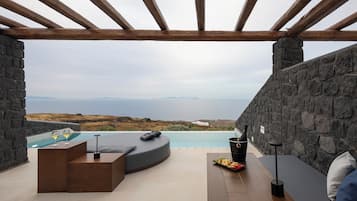 Honeymoon Suite with Private Infinity pool and Sea view | Ropa de cama de alta calidad y minibar