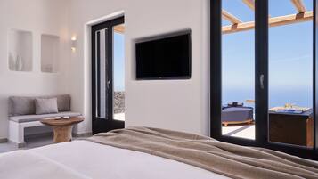 Honeymoon Suite with Private Infinity pool and Sea view | Biancheria da letto di alta qualità, minibar, una cassaforte in camera