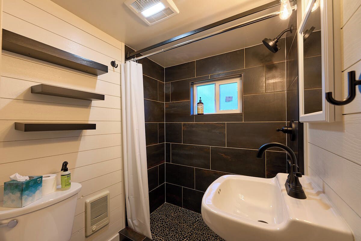Ensemble douche/baignoire, sèche-cheveux, serviettes fournies, savon