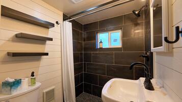 Ensemble douche/baignoire, sèche-cheveux, serviettes fournies, savon
