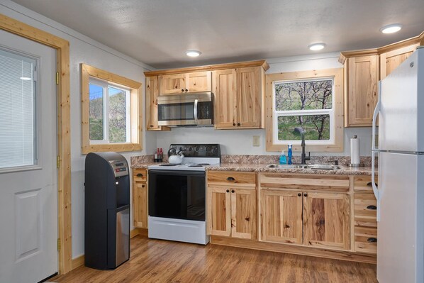 Fridge, microwave, coffee/tea maker, electric kettle - Sweet Wallowa Lake cabin at the Wahluna Terrace Retreat (Joseph)