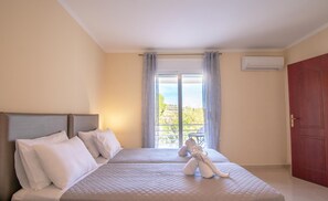 3 間睡房、房內夾萬、熨斗/熨衫板、可攜式嬰兒床