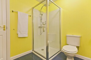 Apartemen (1 Bedroom) | Kamar mandi | Shower, pengering rambut, handuk, dan sabun