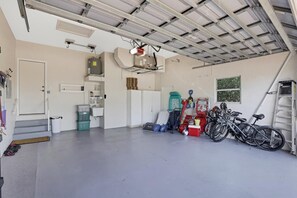 Hus, flere senger (Waterfront home with pool and walk to) | Innvendig