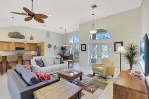 Hus, flere senger (Waterfront home with pool and walk to) | Oppholdsområde