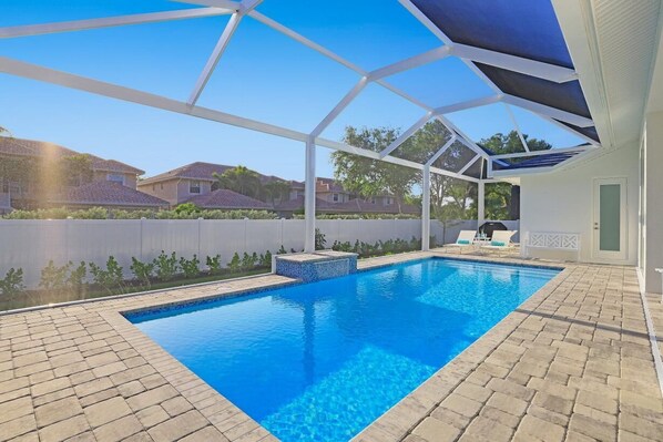 Casa, letti multipli (Beachy home with pool and steps to be) | Piscina | Una piscina riscaldata