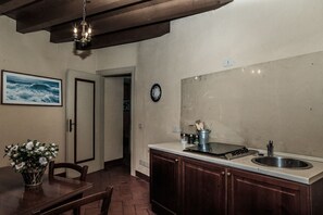 Refrigerador, cafetera y tetera y utensilios de cocina