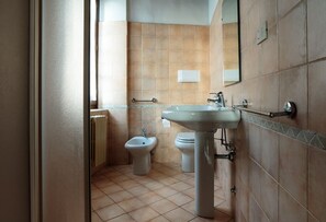 Regadera, secadora de cabello, bidet, toallas