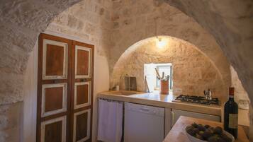 Een koelkast, een magnetron, een oven, een kookplaat