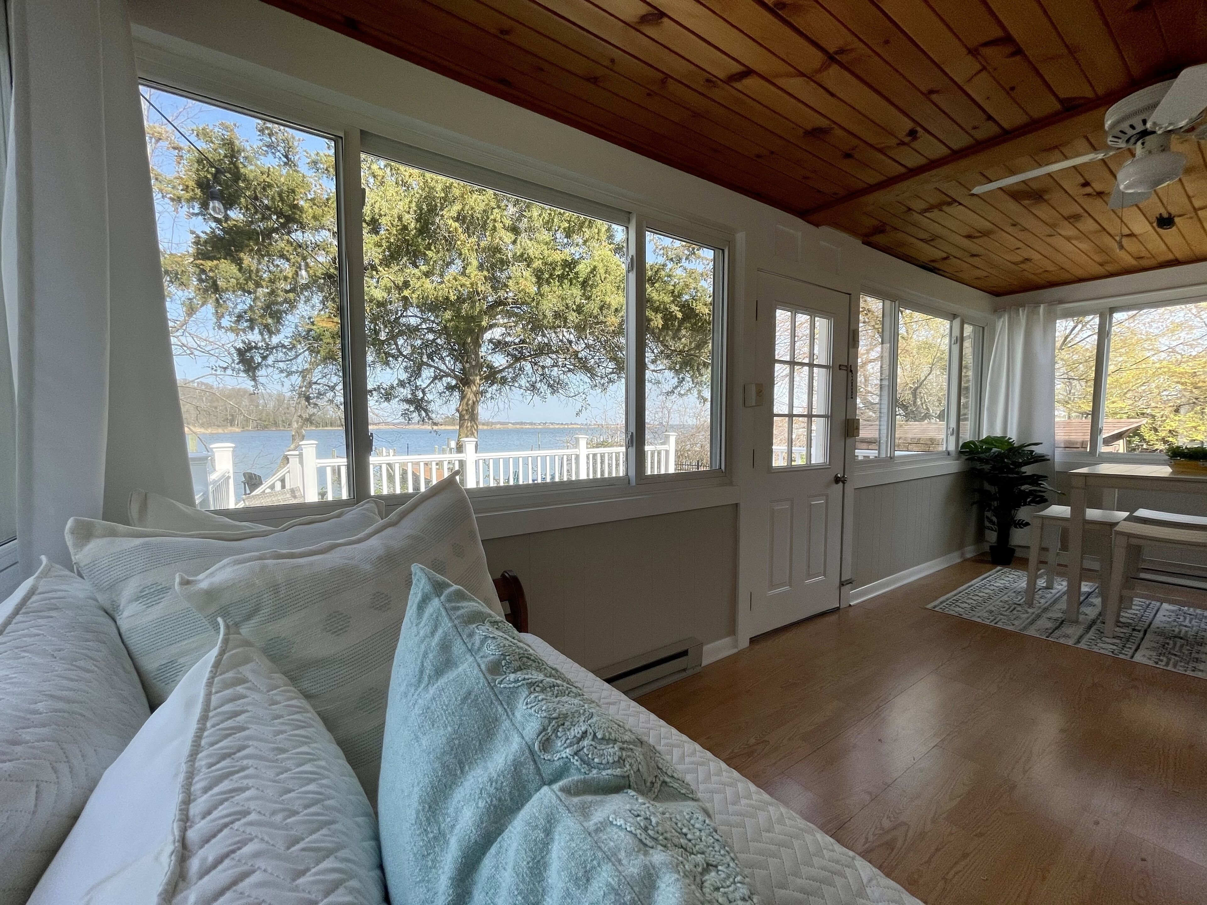 Smart TV, fireplace, books, music library