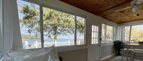 Smart TV, fireplace, books, music library