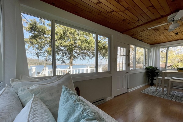 Smart-TV, Kamin, Bücher, Musikbibliothek