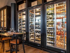 Bar (trong khuôn viên)