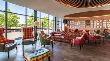 Serveert ontbijt, lunch en diner