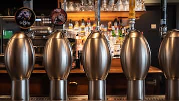 Un bar con múltiples grifos, incluyendo marcas como NESPIR, GRIMBERGEN y GUINNESS.