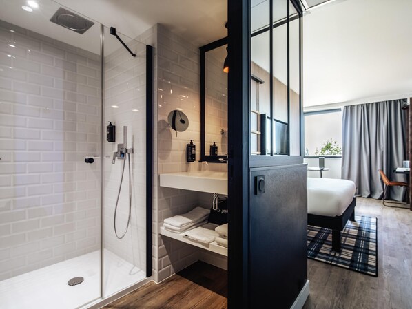 Premium bedding, pillowtop beds, desk, laptop workspace - ibis Styles Castelnaudary (Castelnaudary)