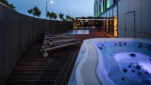 A rooftop pool area with lounge chairs and a hot tub. - ibis Styles Castelnaudary (Castelnaudary)