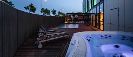Baignoire à remous extérieure