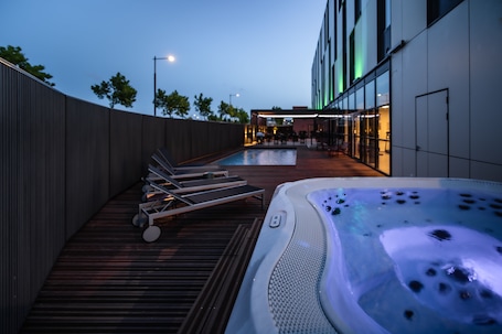 Outdoor spa tub. ibis Styles Castelnaudary