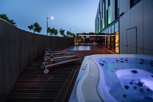 Bañera de hidromasaje exterior