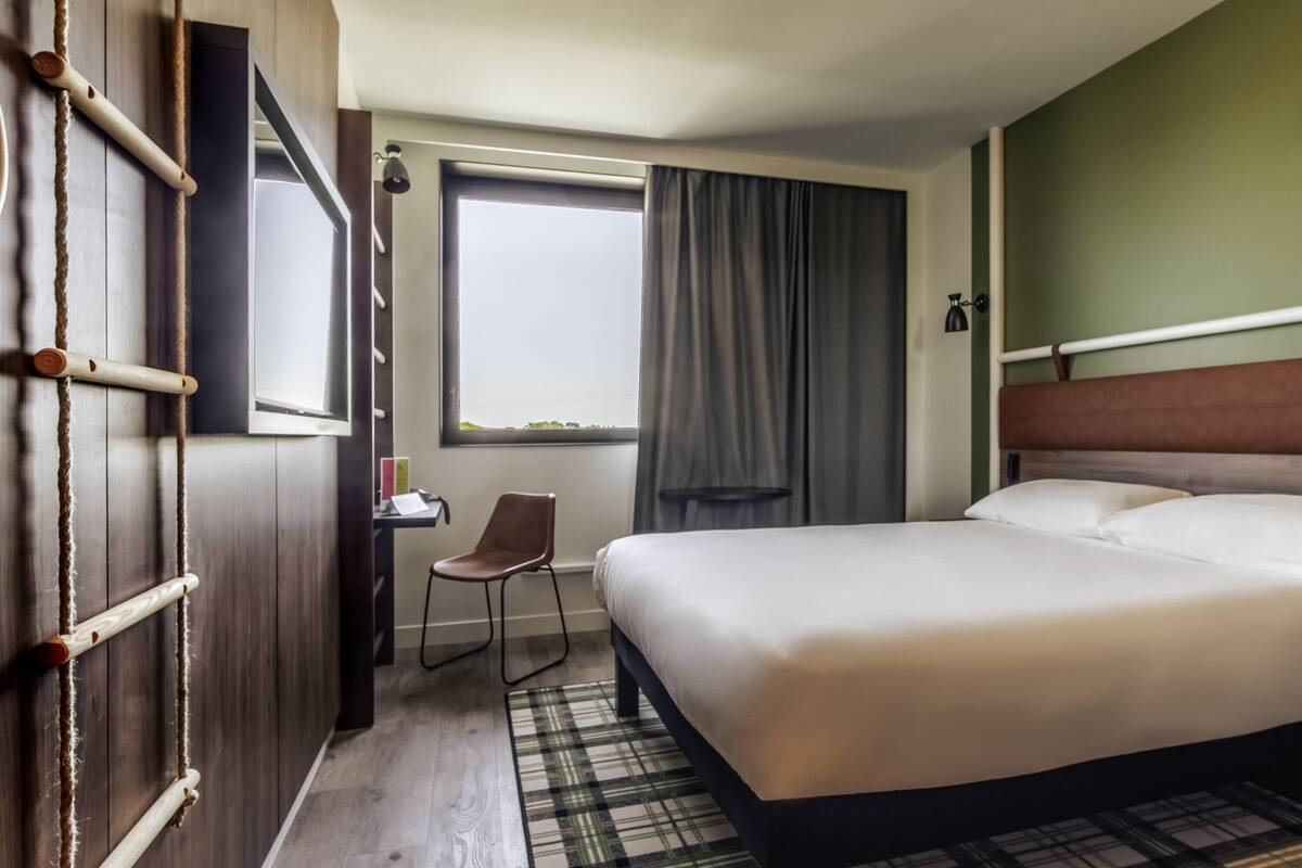 Standard Room, 1 Double Bed | Premium bedding, pillowtop beds, desk, laptop workspace